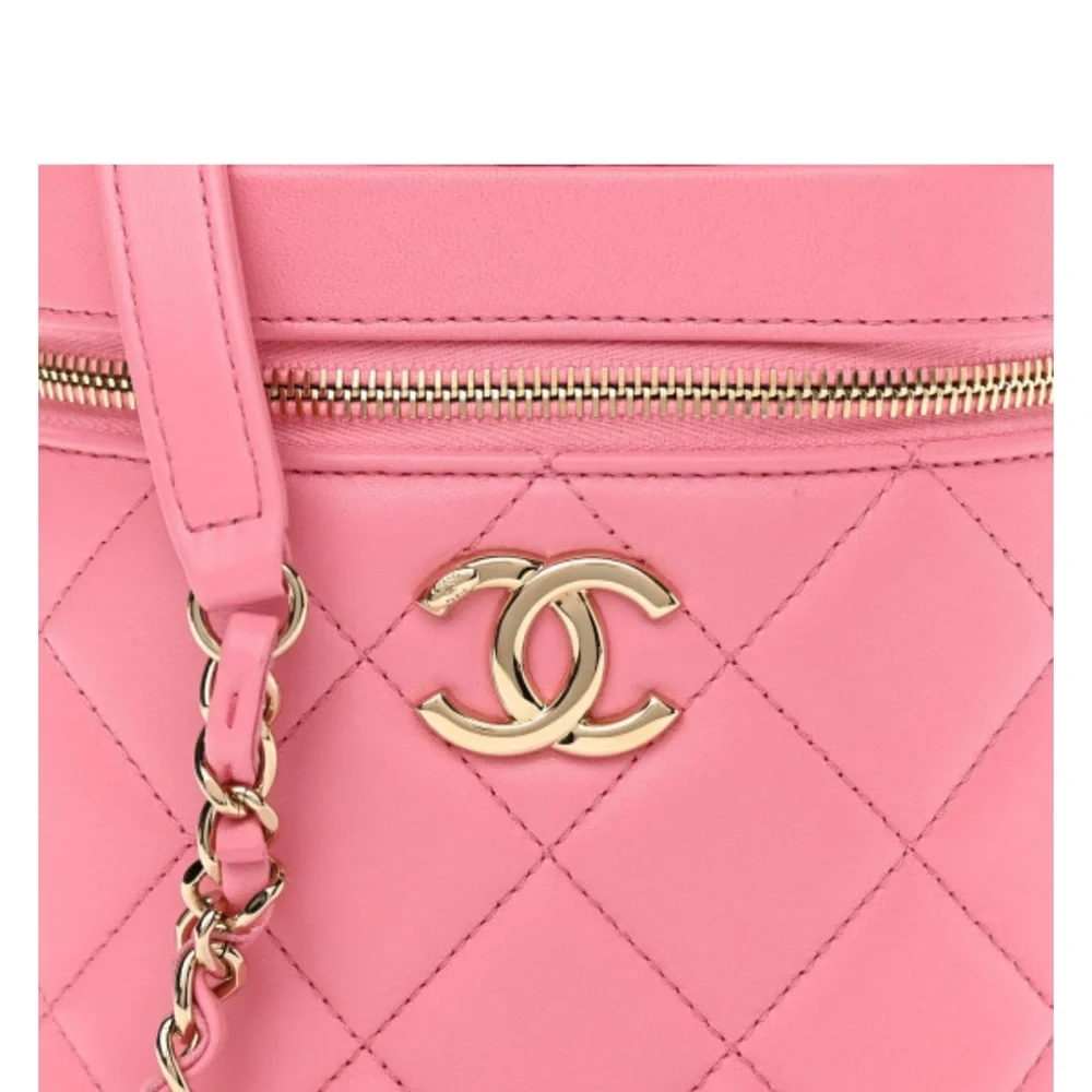 Beautiful pink Chanel vanity bag - Picture 13 of 16